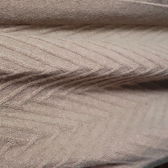 Isaac Mizrahi Live! 100% Thick Cashmere Tan Cable Knit Chevron Cardigan - Picture 4 of 9